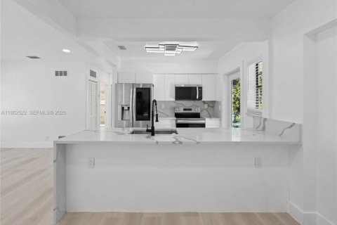 House in North Miami Beach, Florida 3 bedrooms, 91.79 sq.m. № 2025147 - photo 8