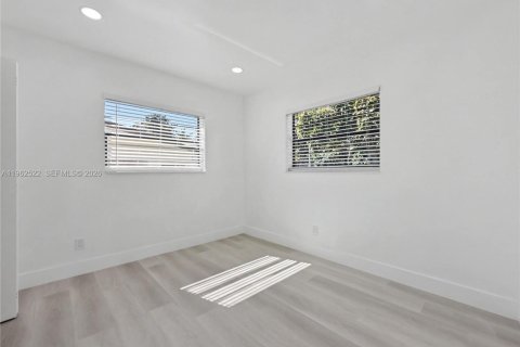 House in North Miami Beach, Florida 3 bedrooms, 91.79 sq.m. № 2025147 - photo 13