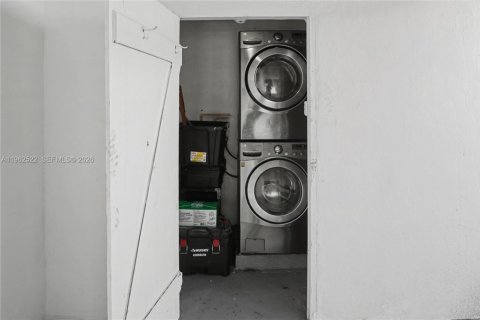 House in North Miami Beach, Florida 3 bedrooms, 91.79 sq.m. № 2025147 - photo 22