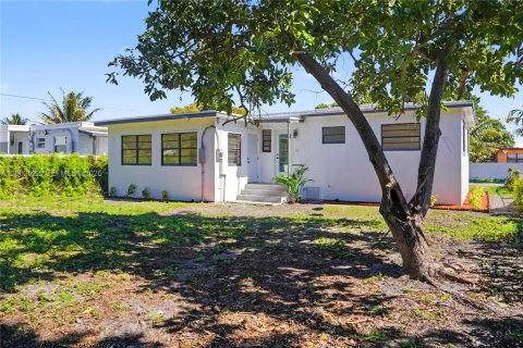 House in North Miami Beach, Florida 3 bedrooms, 91.79 sq.m. № 2025147 - photo 24