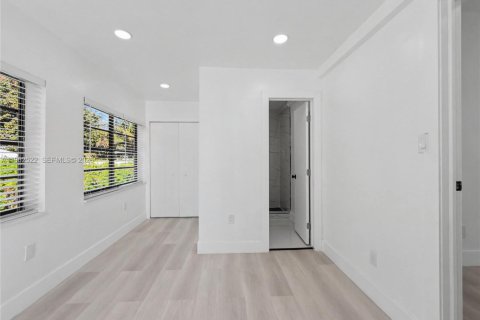 House in North Miami Beach, Florida 3 bedrooms, 91.79 sq.m. № 2025147 - photo 19