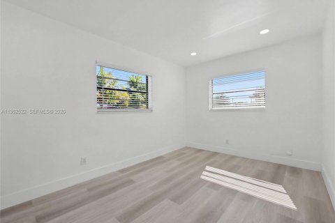 House in North Miami Beach, Florida 3 bedrooms, 91.79 sq.m. № 2025147 - photo 16