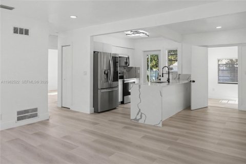House in North Miami Beach, Florida 3 bedrooms, 91.79 sq.m. № 2025147 - photo 6