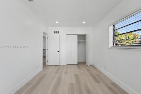 House in North Miami Beach, Florida 3 bedrooms, 91.79 sq.m. № 2025147 - photo 18