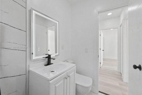 House in North Miami Beach, Florida 3 bedrooms, 91.79 sq.m. № 2025147 - photo 12