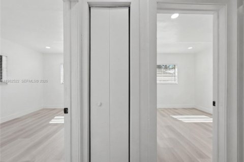 House in North Miami Beach, Florida 3 bedrooms, 91.79 sq.m. № 2025147 - photo 21