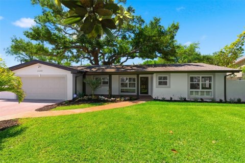 House in Saint Petersburg, Florida 3 bedrooms, 168.52 sq.m. № 2093162