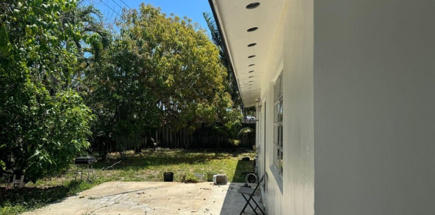 House in Deerfield Beach, Florida 3 bedrooms, 128.21 sq.m. № 1208137