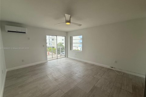 Condo in Miami Beach, Florida  № 2019361 - photo 25