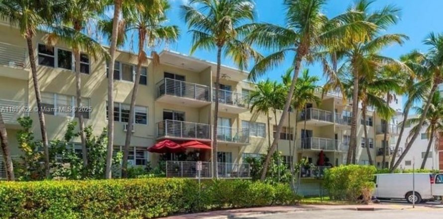 Studio in the Condo in Miami Beach, Florida  № 2019361