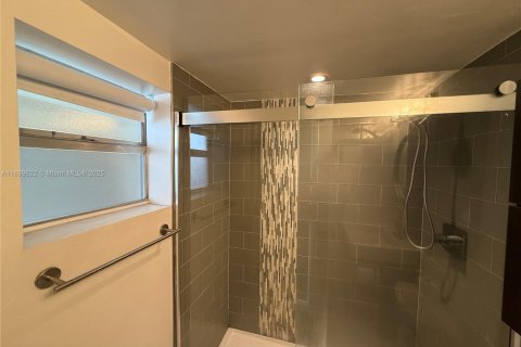 Condo in Miami Beach, Florida  № 2019361 - photo 9