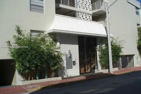 Condo in Miami Beach, Florida  № 2019361 - photo 23