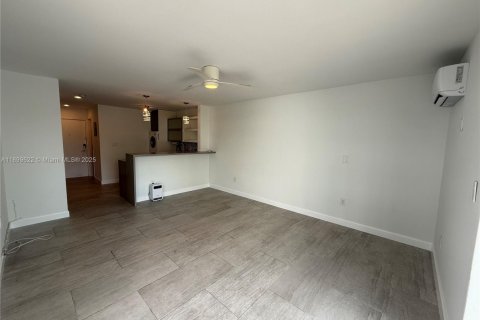 Condo in Miami Beach, Florida  № 2019361 - photo 19