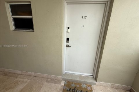 Condo in Miami Beach, Florida  № 2019361 - photo 4