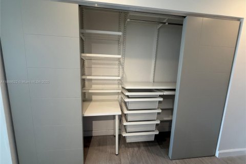 Condo in Miami Beach, Florida  № 2019361 - photo 14