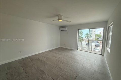 Condo in Miami Beach, Florida  № 2019361 - photo 17