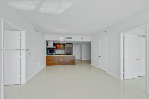 Condominio en alquiler en Miami, Florida, 2 dormitorios, 141.03 m2 № 1991414 - foto 6