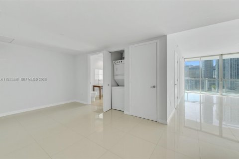 Condominio en alquiler en Miami, Florida, 2 dormitorios, 141.03 m2 № 1991414 - foto 17