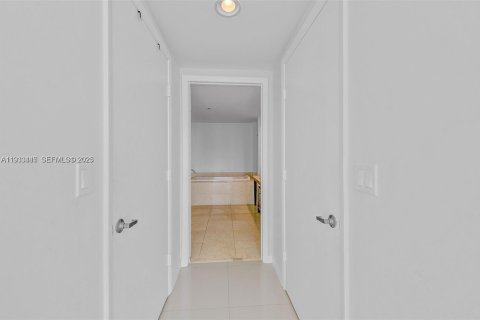 Condominio en alquiler en Miami, Florida, 2 dormitorios, 141.03 m2 № 1991414 - foto 25