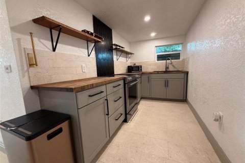 House in Oakland Park, Florida 2 bedrooms, 76.64 sq.m. № 2399944 - photo 5