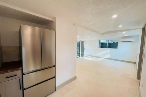 House in Oakland Park, Florida 2 bedrooms, 76.64 sq.m. № 2399944 - photo 9