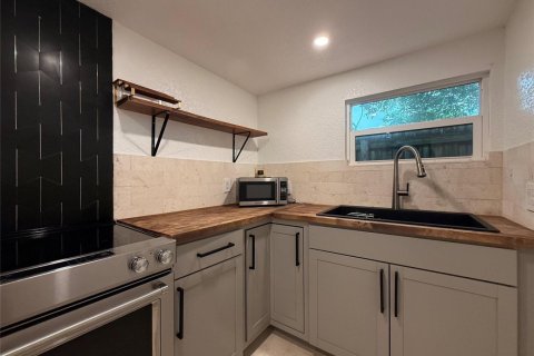 House in Oakland Park, Florida 2 bedrooms, 76.64 sq.m. № 2399944 - photo 3