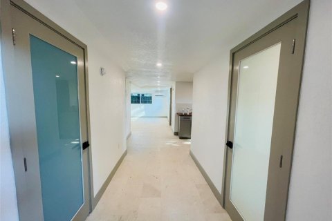 House in Oakland Park, Florida 2 bedrooms, 76.64 sq.m. № 2399944 - photo 8