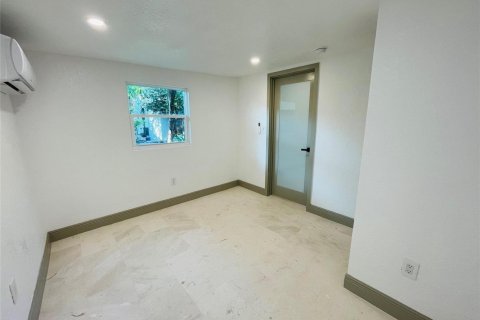 House in Oakland Park, Florida 2 bedrooms, 76.64 sq.m. № 2399944 - photo 13