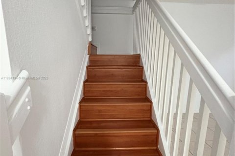 Снять в аренду таунхаус в Майами, Флорида 3 спальни, 148.83м2, № 1946062 - фото 8