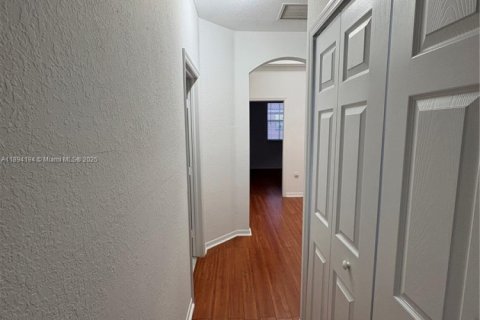 Снять в аренду таунхаус в Майами, Флорида 3 спальни, 148.83м2, № 1946062 - фото 17