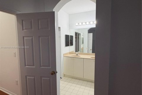 Снять в аренду таунхаус в Майами, Флорида 3 спальни, 148.83м2, № 1946062 - фото 12