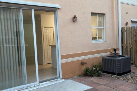 Снять в аренду таунхаус в Майами, Флорида 3 спальни, 148.83м2, № 1946062 - фото 20