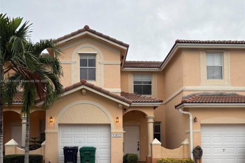 Снять в аренду таунхаус в Майами, Флорида 3 спальни, 148.83м2, № 1946062 - фото 1