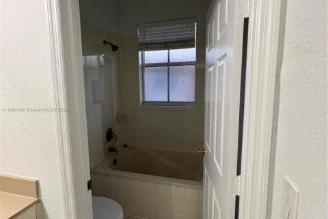 Снять в аренду таунхаус в Майами, Флорида 3 спальни, 148.83м2, № 1946062 - фото 13