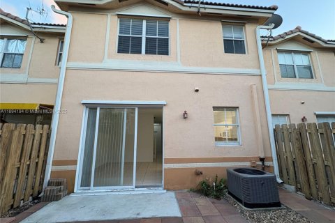 Снять в аренду таунхаус в Майами, Флорида 3 спальни, 148.83м2, № 1946062 - фото 19