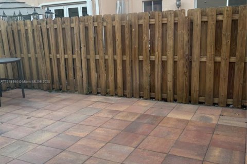 Снять в аренду таунхаус в Майами, Флорида 3 спальни, 148.83м2, № 1946062 - фото 21