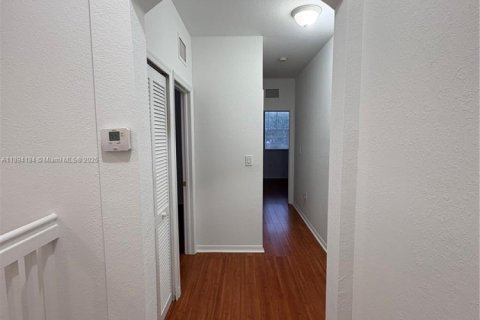 Снять в аренду таунхаус в Майами, Флорида 3 спальни, 148.83м2, № 1946062 - фото 9