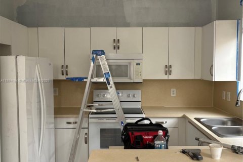 Снять в аренду таунхаус в Майами, Флорида 3 спальни, 148.83м2, № 1946062 - фото 2