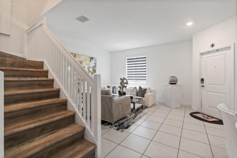 Townhouse in Miami, Florida 3 bedrooms, 154.4 sq.m. № 2038329 - photo 13