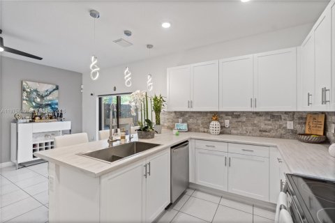 Townhouse in Miami, Florida 3 bedrooms, 154.4 sq.m. № 2038329 - photo 22