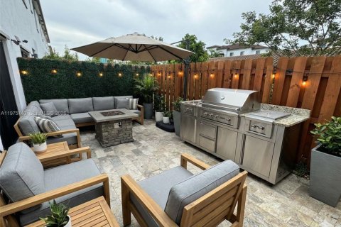 Townhouse in Miami, Florida 3 bedrooms, 154.4 sq.m. № 2038329 - photo 26