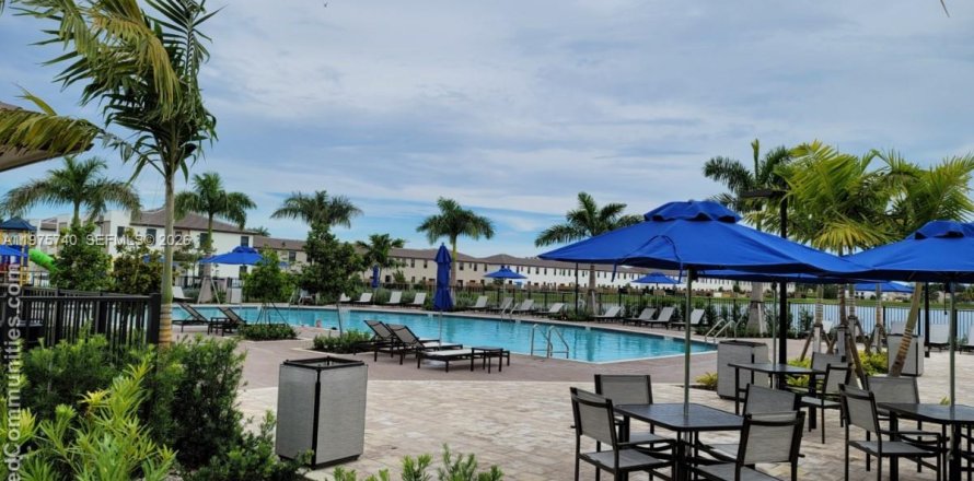 Townhouse in Miami, Florida 3 bedrooms, 154.4 sq.m. № 2038329