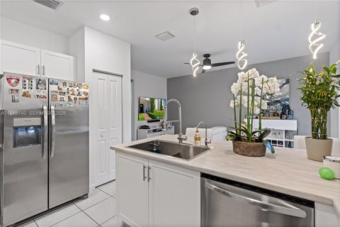 Townhouse in Miami, Florida 3 bedrooms, 154.4 sq.m. № 2038329 - photo 23