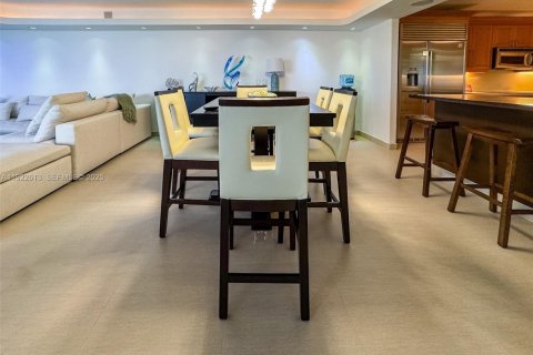 Снять в аренду кондоминиум в Серфсайд, Флорида 3 спальни, 219.9м2, № 2082800 - фото 16