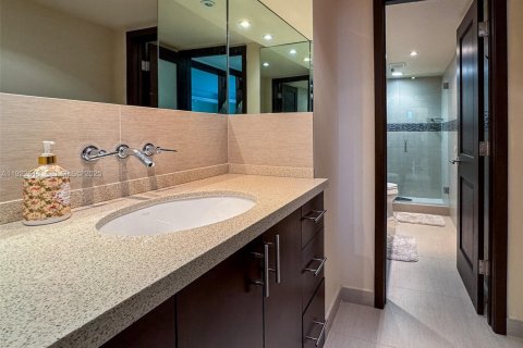 Снять в аренду кондоминиум в Серфсайд, Флорида 3 спальни, 219.9м2, № 2082800 - фото 28