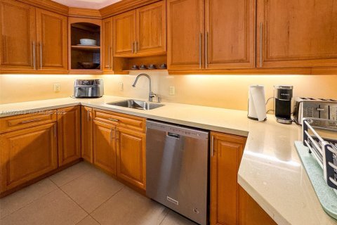 Снять в аренду кондоминиум в Серфсайд, Флорида 3 спальни, 219.9м2, № 2082800 - фото 11