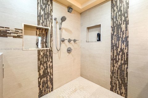 Снять в аренду кондоминиум в Серфсайд, Флорида 3 спальни, 219.9м2, № 2082800 - фото 27