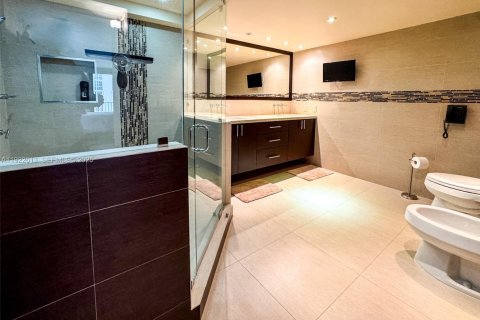 Снять в аренду кондоминиум в Серфсайд, Флорида 3 спальни, 219.9м2, № 2082800 - фото 24