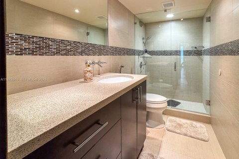 Снять в аренду кондоминиум в Серфсайд, Флорида 3 спальни, 219.9м2, № 2082800 - фото 29