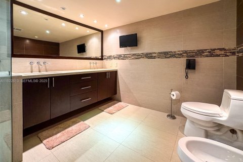 Снять в аренду кондоминиум в Серфсайд, Флорида 3 спальни, 219.9м2, № 2082800 - фото 25